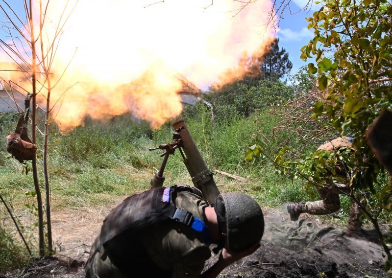 Glavni tajnik NATO-a opravdava slanje kazetnih bombi Ukrajini: Vodi se brutalni rat