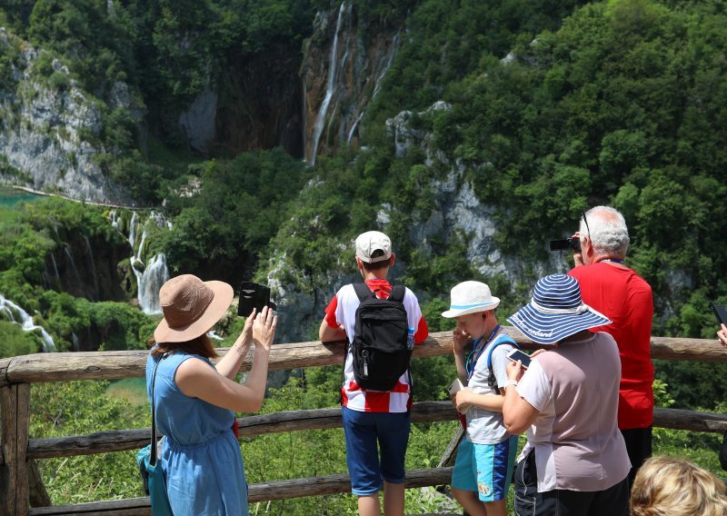 Učenici ostali gladni i žedni nakon izleta na Plitvice, nisu mogli platiti gotovinom