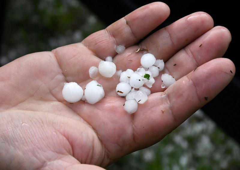 Tuča poharala Sloveniju, u Hrvatskoj upaljen meteoalarm