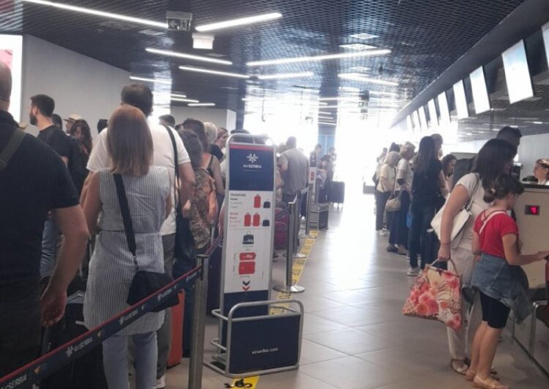 Kaos u beogradskoj zračnoj luci: Zbog kvara kasne deseci letova, stvorile se gužve