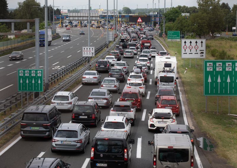 Na nekim dijelovima autocesta vozi se u koloni i s povremenim zastojima