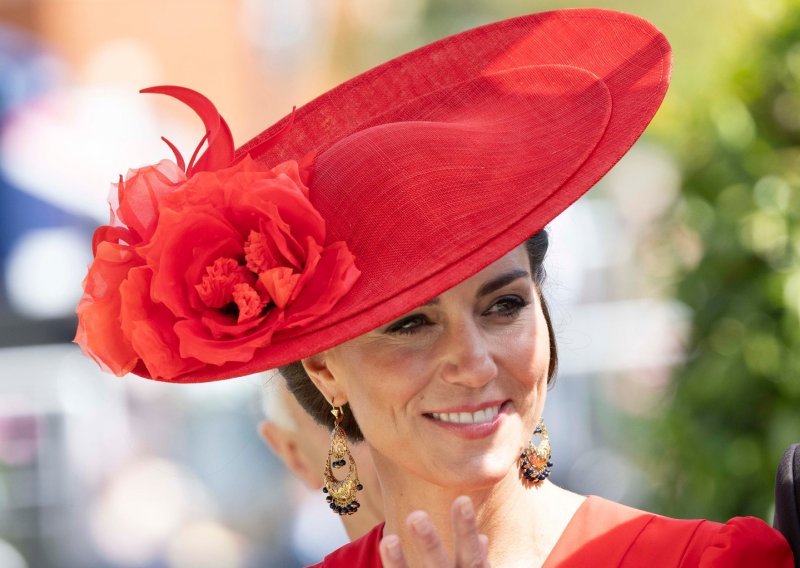 Kate Middleton obožava ove naušnice s francuskim potpisom, a iznenađujuće su povoljne