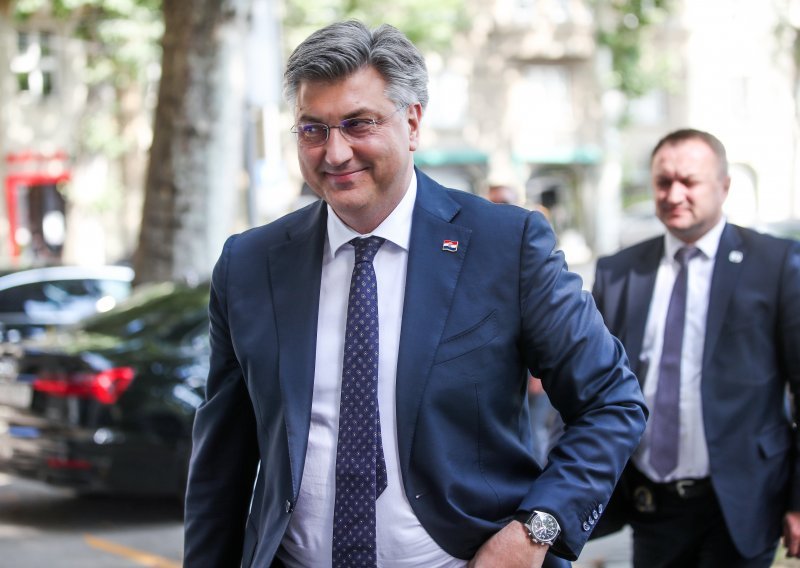 Plenković odgovorio Dobroniću: 'On ima plaću 3.667 eura, a ja…