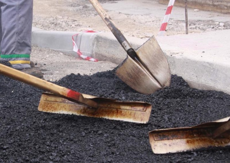 Britanci, Irci i Poljak uvjerili Hrvate da će se od šljunka stvoriti asfalt