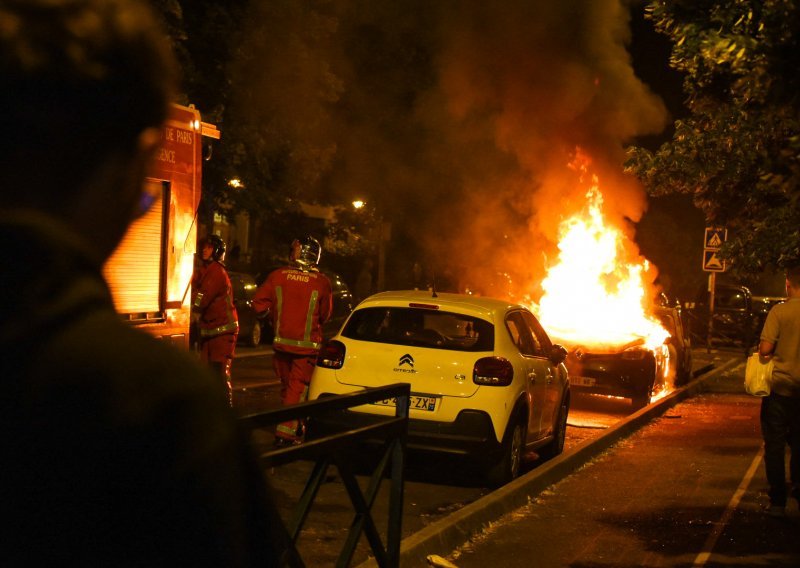 Veliki neredi u pariškom predgrađu nakon što je policajac ubio 17-godišnjaka