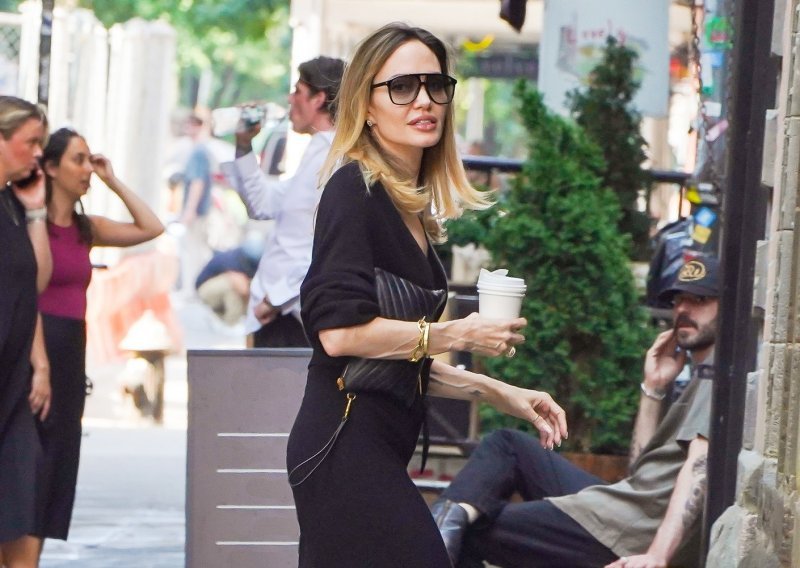 U crnom od glave do pete: Angelina Jolie servirala tihi luksuz na gradskim ulicama