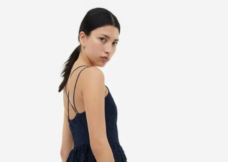 Hit model: Ova H&M-ova haljina uspješno sužava struk i naglašava senzualne obline