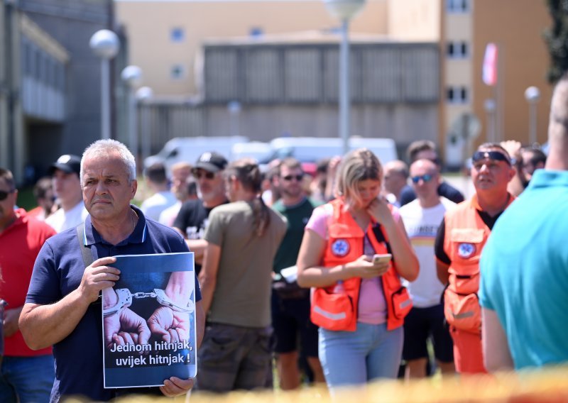Radnici Hitne prosvjedovali pred zatvorom u Remetincu: 'Mario nije kriminalac'
