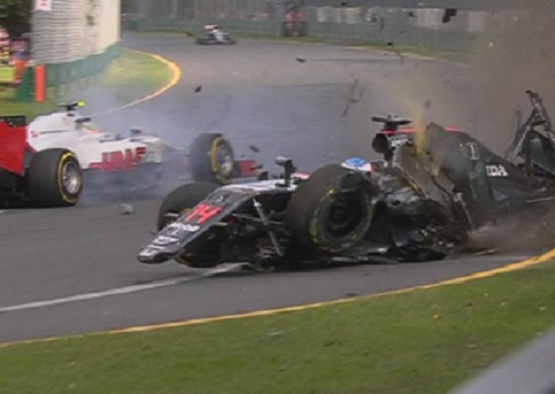 Teška nesreća Fernanda Alonsa u Melbourneu!