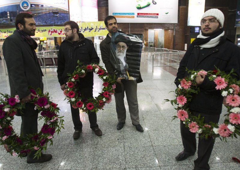 Protjerani diplomati u Iranu dočekani cvijećem