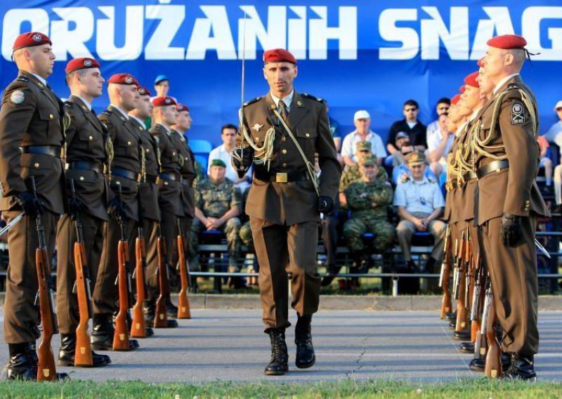 Josipović promaknuo 158 pripadnika Oružanih snaga