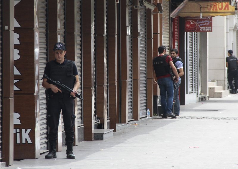 Uhićeno više od tisuću policajaca povezanih s kontroverznim imamom Gülenom