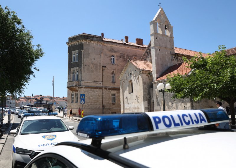 Drugi dan potrage u Trogiru: Poziv građanima da pripaze na crni BMW M5