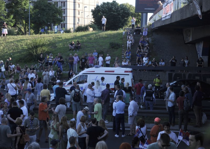 Tisuće ljudi prosvjedovalo ispred provladinog TV Pinka