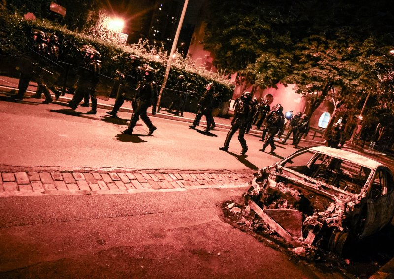 Bilanca burne noći u Francuskoj: Preko 1300 uhićenih, isto toliko zapaljenih automobila