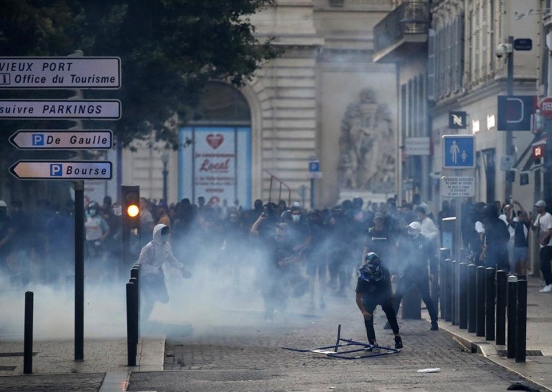 Marseille pod opsadom: Policija koristila suzavac, prosvjednici pljačkali trgovine