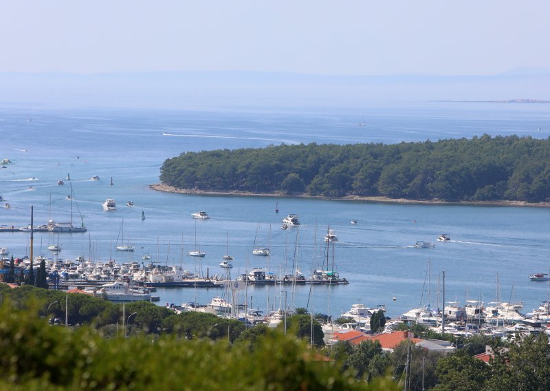 Pogledajte kako je jahtu od 12 metara 'parkirao' cijelom dužinom na hrid na Krku