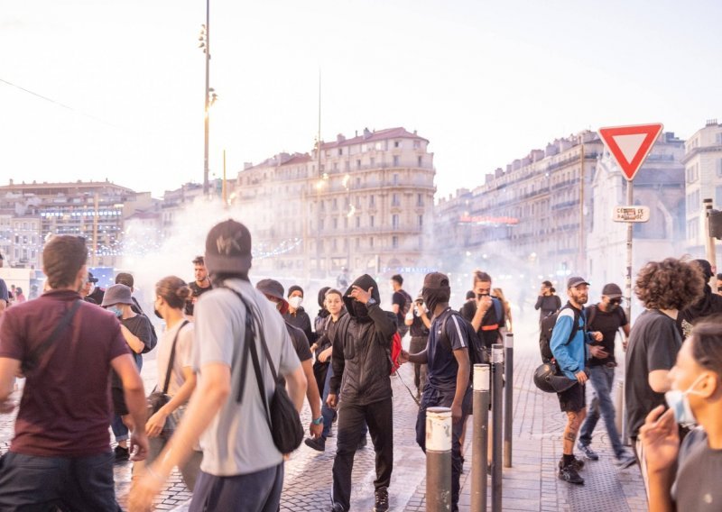Situacija u Francuskoj se polako stišava: Tijekom noći uhićeno 'samo' 16 osoba