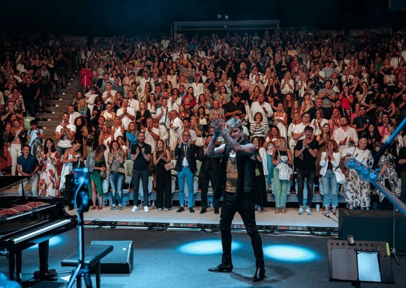 Maksim Mrvica impresivnim koncertom na šibenskoj Tvrđavi sv. Mihovila potvrdio svoj zvjezdani status: Audio vizualni spektakl oduševio publiku!