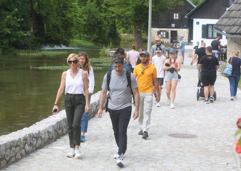 Brojni turisti svakodnevno posjećuju 'male Plitvice', pogledajte to bajkovito mjesto