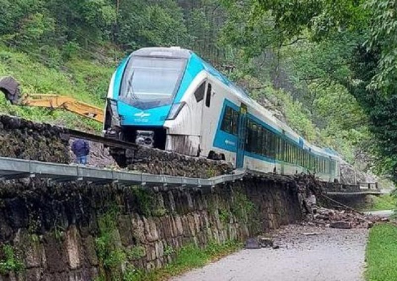 Opasno nevrijeme u Sloveniji: Odron zatrpao autobus, vlak iskočio iz tračnica