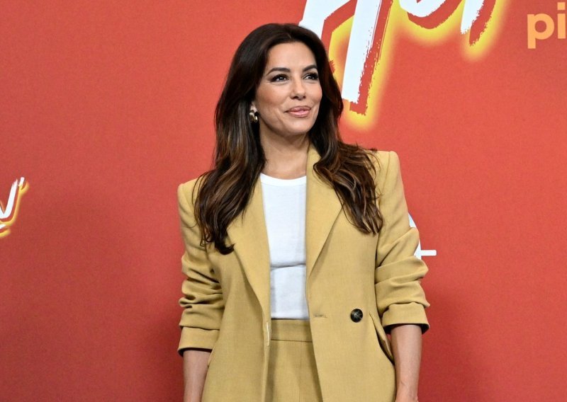 Eva Longoria odličnim stajlingom istaknula vitke noge