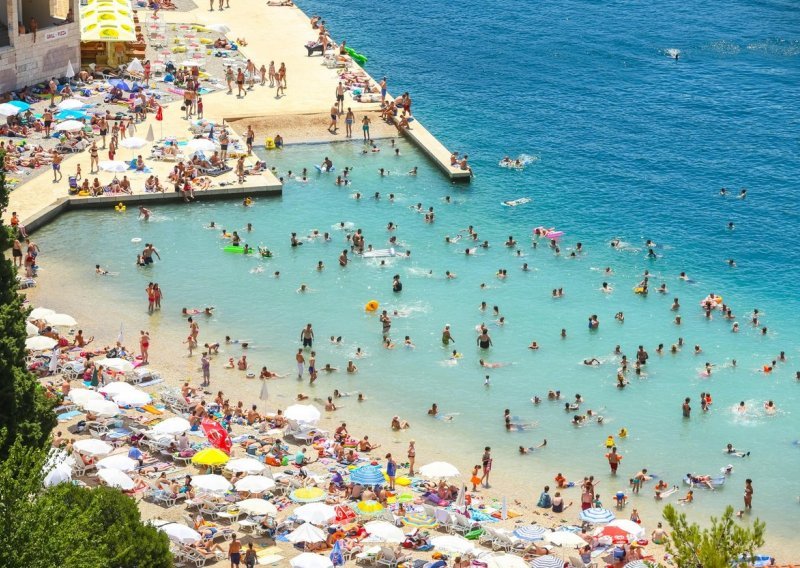 'Blizu je i povoljno': Hrvati navalili na neumske plaže