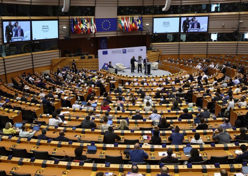 Europarlamentarci oštro osudili Dodika, traže uvođenje sankcija