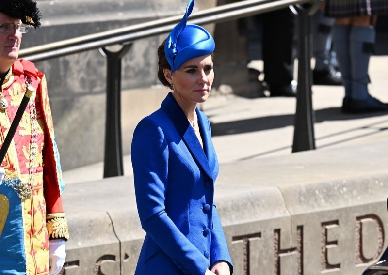 Kate Middleton u Škotsku stigla u očekivanoj boji - kraljevsko plavoj