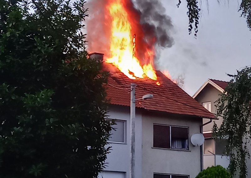 Izbio požar u zagrebačkom naselju: Gorjelo krovište i potkrovlje kuće!