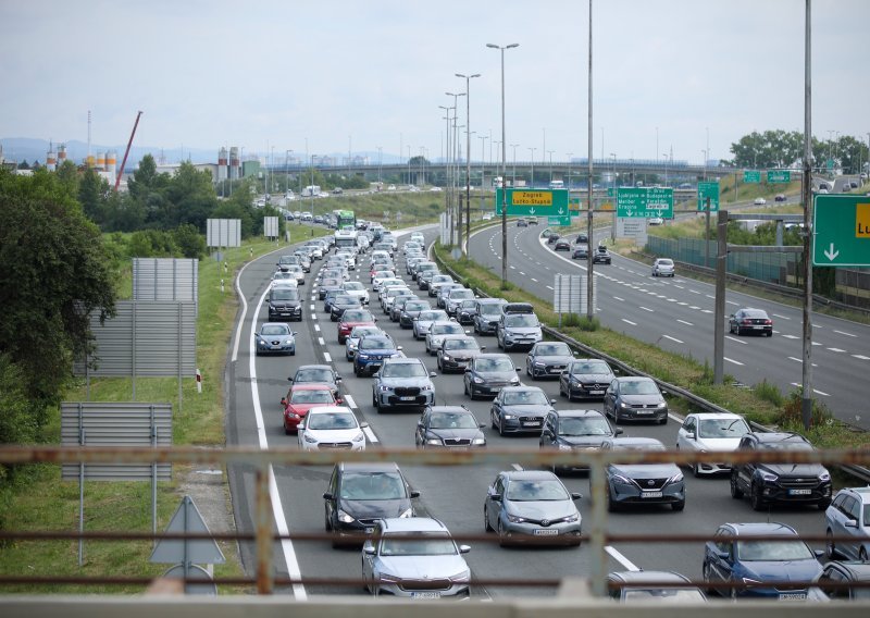 Proteklog vikenda osam posto više vozila i sedam posto veća zarada nego lani