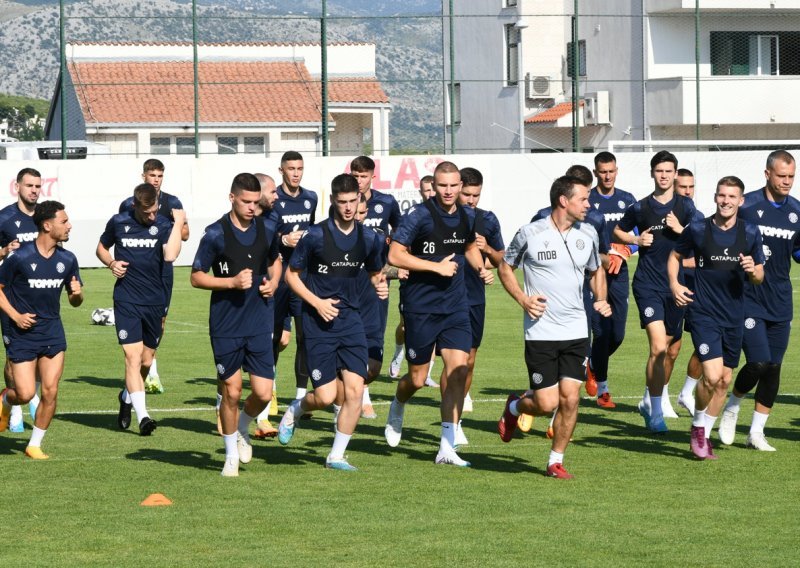 Nogometaši Hajduka sa srpskim nogometašima u gluho doba noći bježali iz hotela
