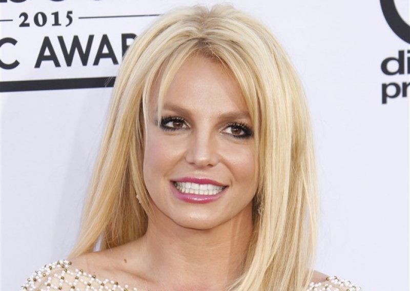 Britney Spears dugo nije bila vani, a prvi izlazak završio je skandalom i udarcem