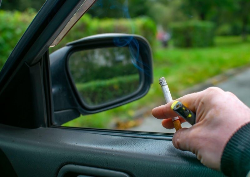 U Njemačkoj bi uskoro moglo biti zabranjeno pušenje u autu u prisutnosti djece