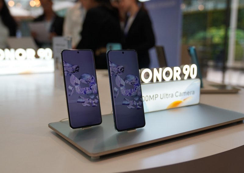 Serija HONOR 90 u Parizu predstavljena u velikom stilu!