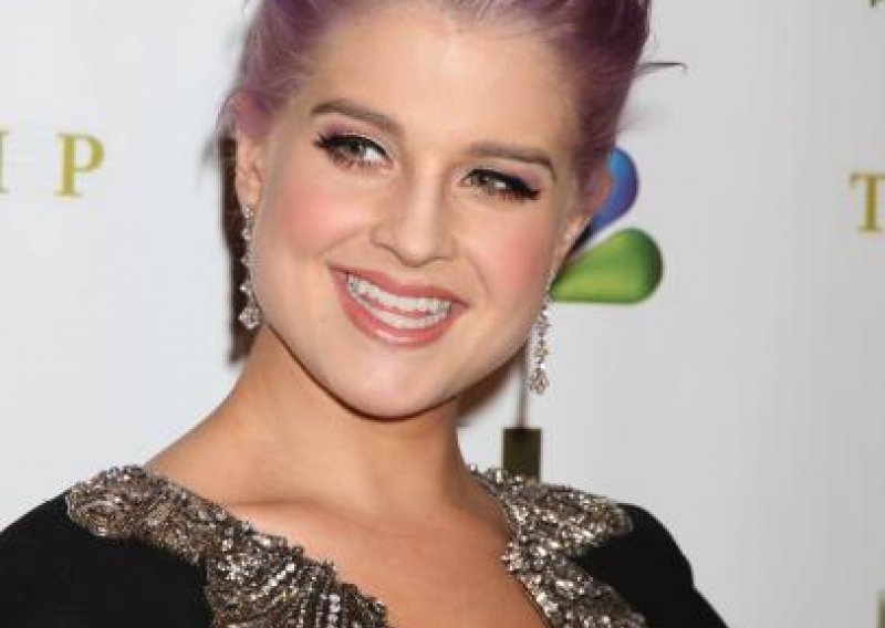 Kelly Osbourne mlati paparazze koji idu ispod suknje