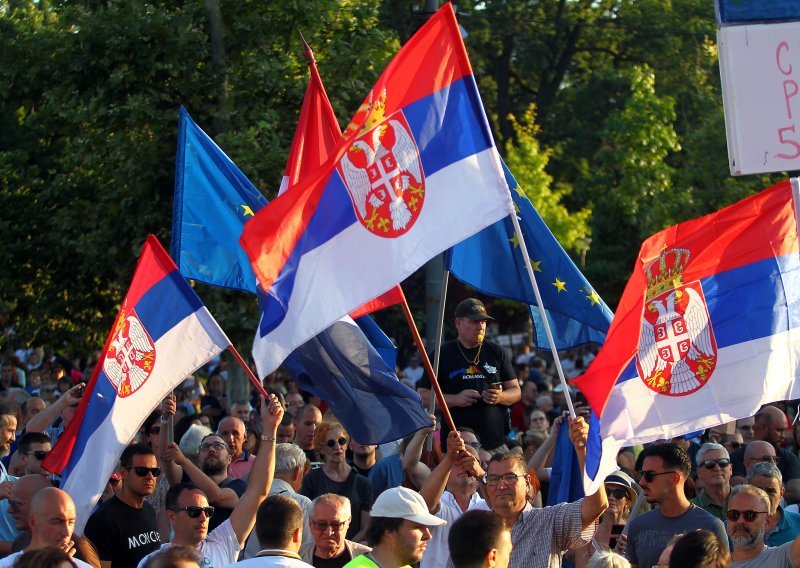 Prosvjednici u Beogradu podržali policajce koji su otkrili afere vlasti