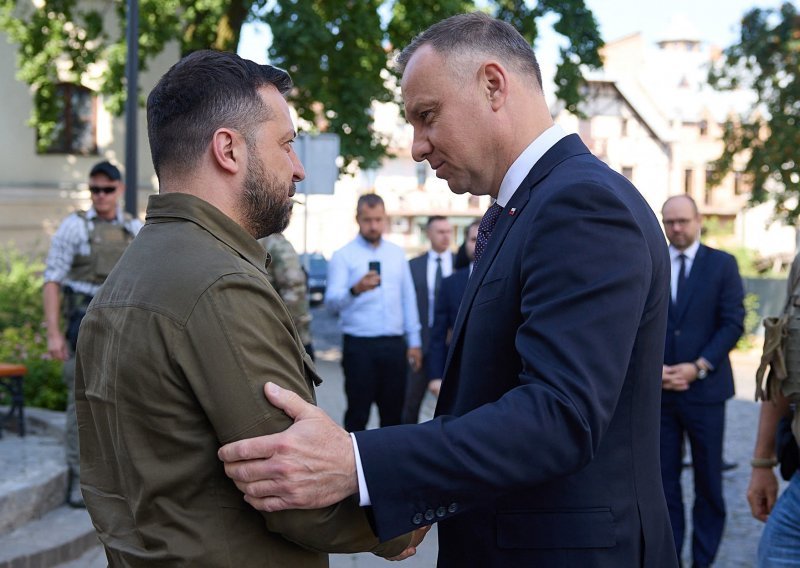 Zelenski i Duda odali počast žrtvama pokolja iz Drugog svjetskog rata