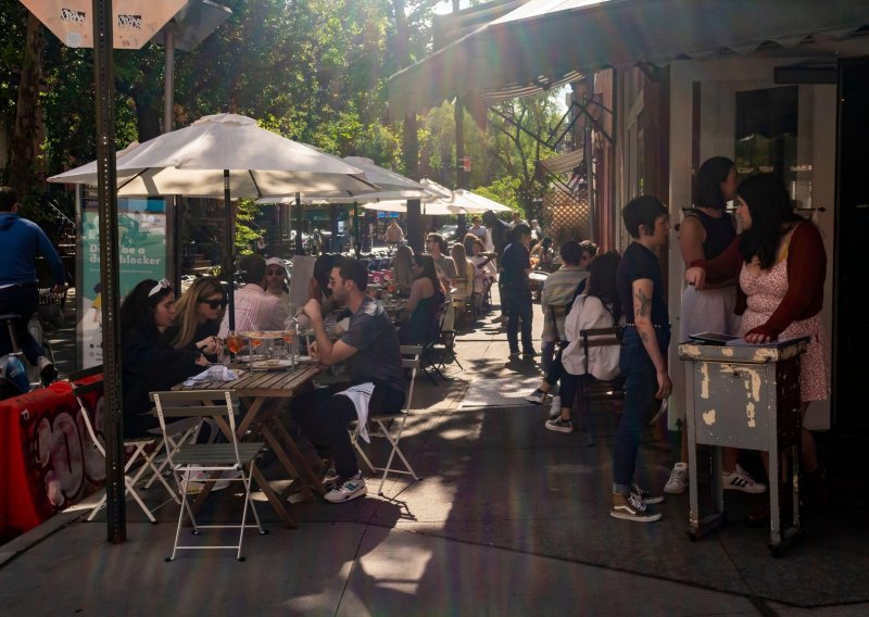 COVID izvukao restoranske stolove u Velikoj Jabuci na ulicu