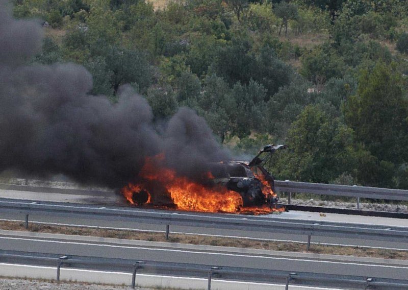 Na A1 se zapalio automobil, na A2 komadi gume na cesti