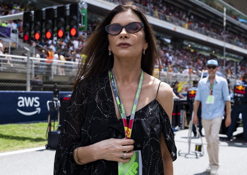 San svakog muškarca: Zaspao na ramenu Catherine Zeta-Jones