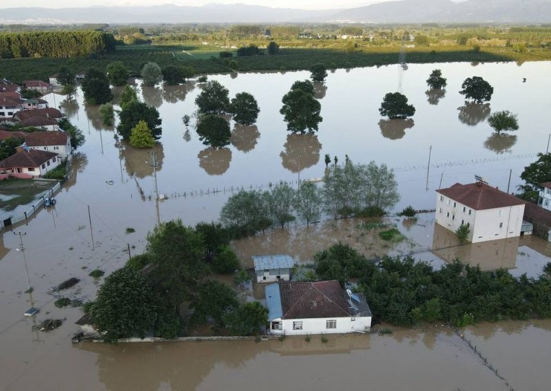 Obilna kiša u Turskoj izazvala poplave i klizišta, jedna osoba poginula