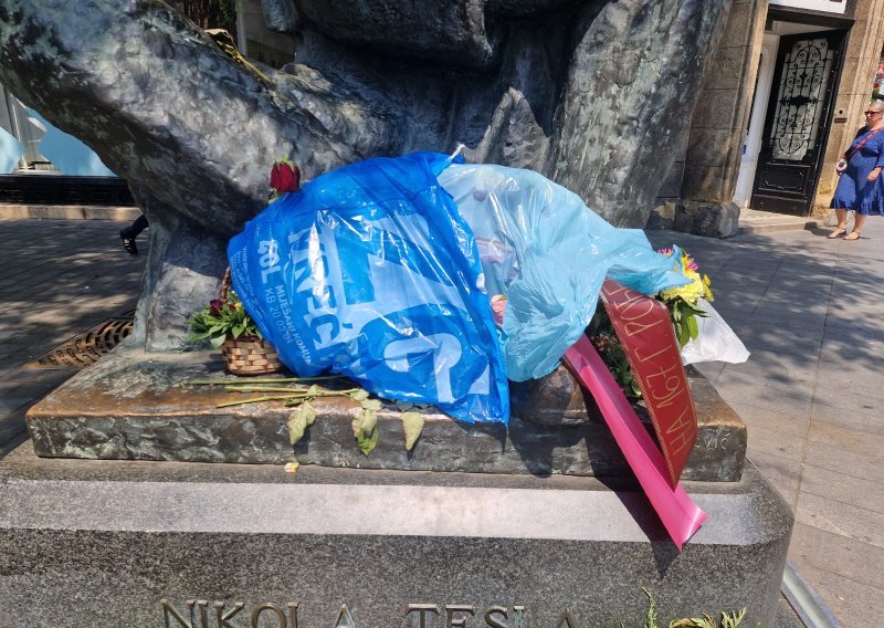 Pred Teslinim spomenikom osvanula vreća za smeće, Pupovac otkrio o čemu se radi