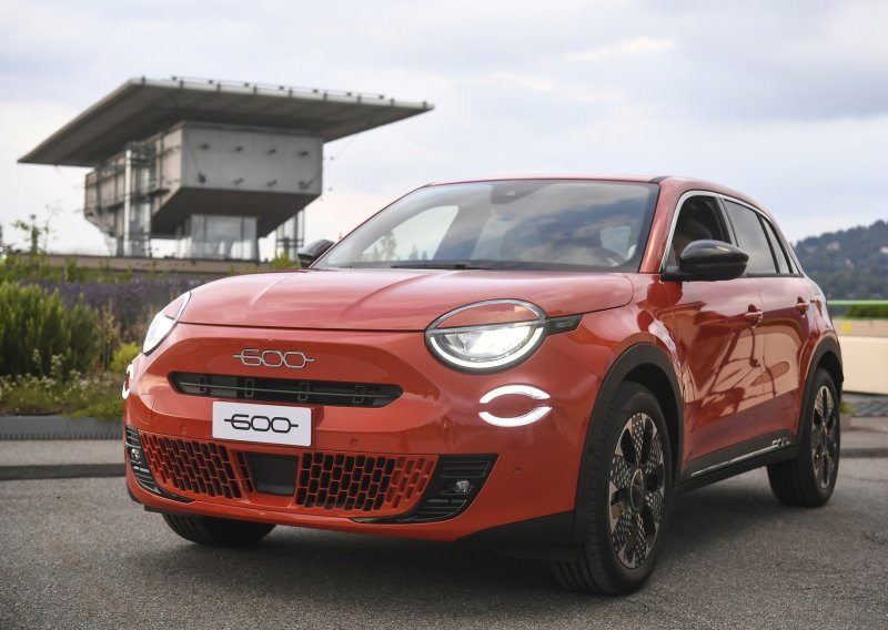 Fiat započeo proizvodnju novog 600e: Prvi proizvedeni primjerak narančasti La Prima model