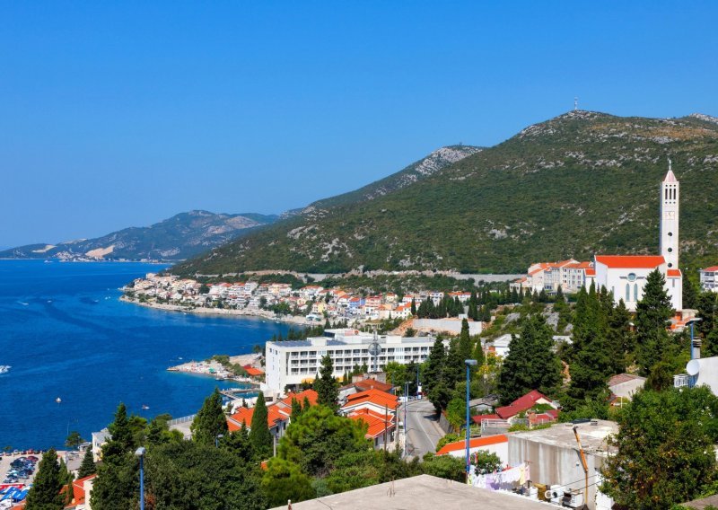 Pelješki most ga nije izolirao: Neum proživljava pravi turistički procvat