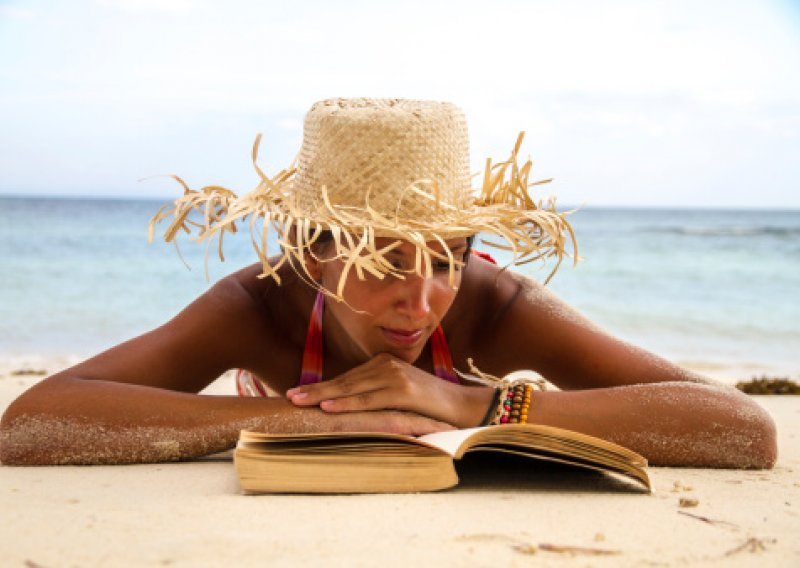 Knjiški noviteti za uživanciju pod suncobranom