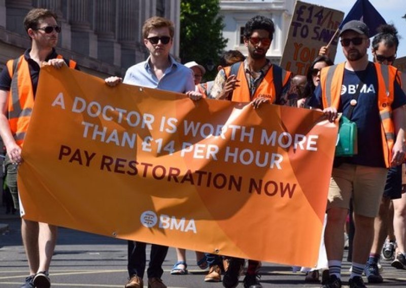 Engleski liječnici u najvećem štrajku u povijesti zemlje; sve zbog malih plaća
