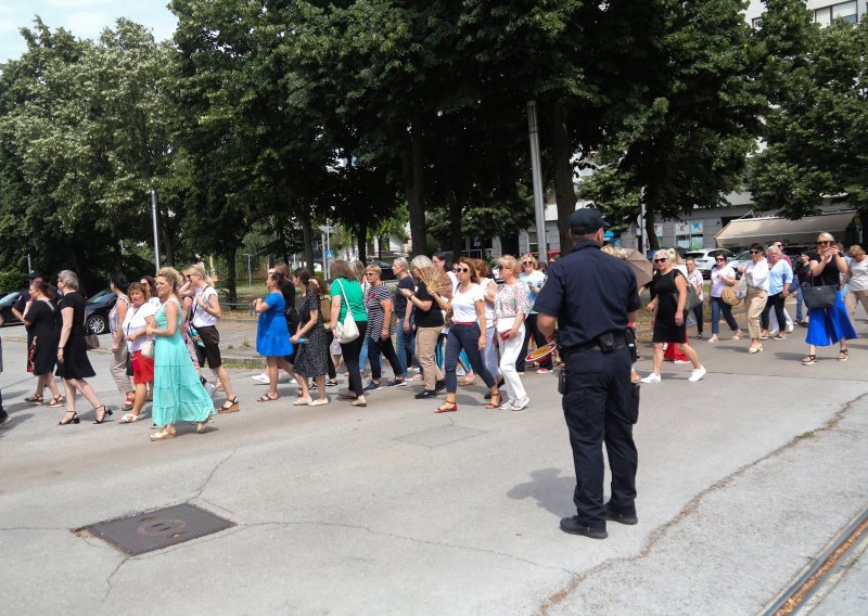 Policija objasnila zašto je izašla na prosvjed pred NSK gdje je zasjedala Vlada