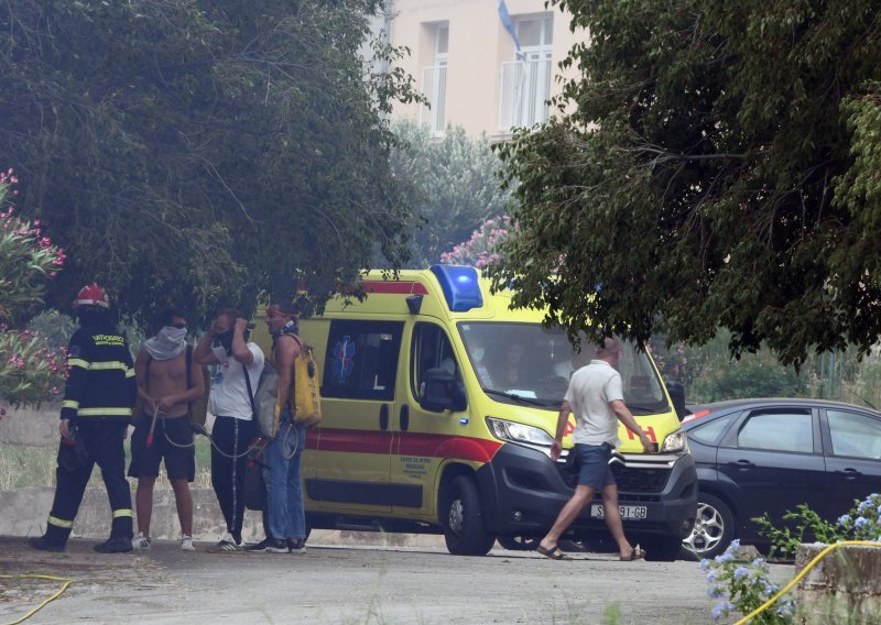 Jugo širi požar kod Grebaštice, stanovništvo se evakuira u dvoranu na Baldekinu
