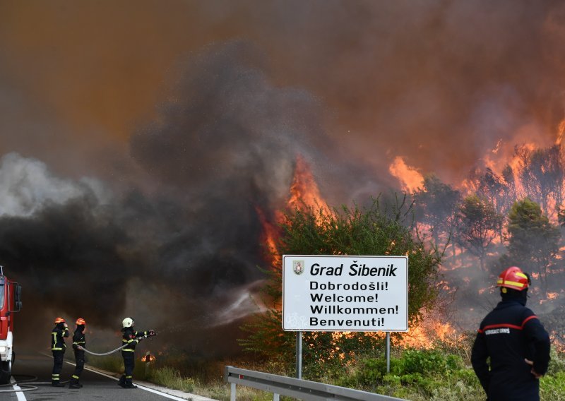 U gašenju požara kod Grebaštice ozlijeđena četiri vatrogasca